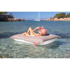 Pouf D'extérieur Fatboy Original Floatzac - Gris Taupe -Raviday Piscine 105005 pouf exterieur fatboy original floatzac gris taupe ambiance mer 2