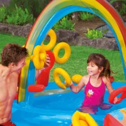 Aire De Jeux Gonflable Arc-en-Ciel Intex -Raviday Piscine aire de jeux arc en ciel ambiance anneauxjpg min