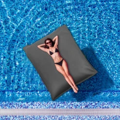 Pouf Géant Extérieur Flottant Colorfun - Gris Flipper -Raviday Piscine colorfun cotton wood gris ambiance